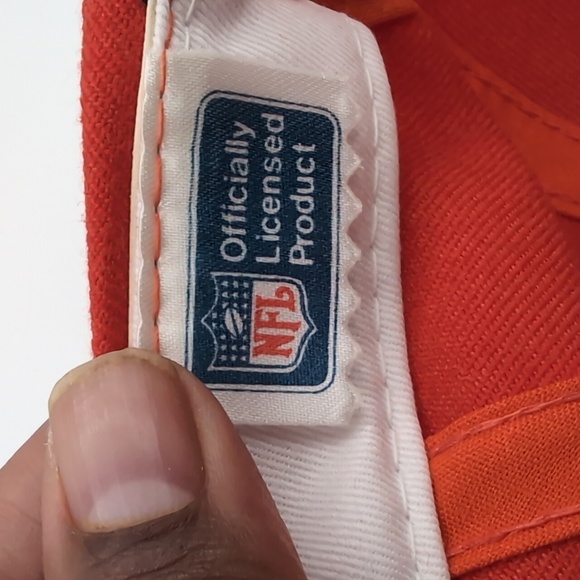 NFL| NWOT Vintage Tampa Bay Buccaneers Red Sports Cap Snap Back Green Brim - Picture 9 of 12